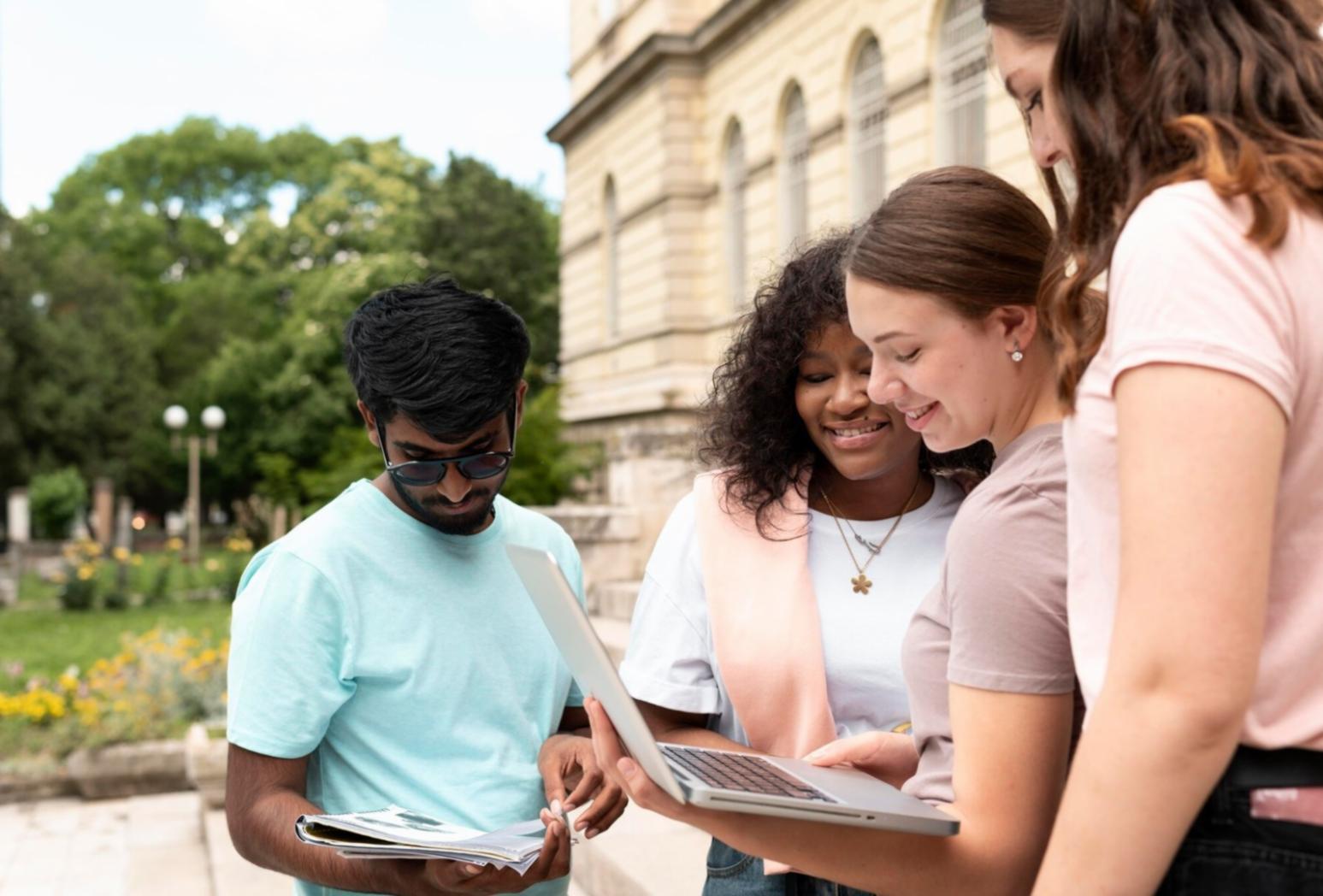 Budgetplanung Software Übersicht auf Monitor